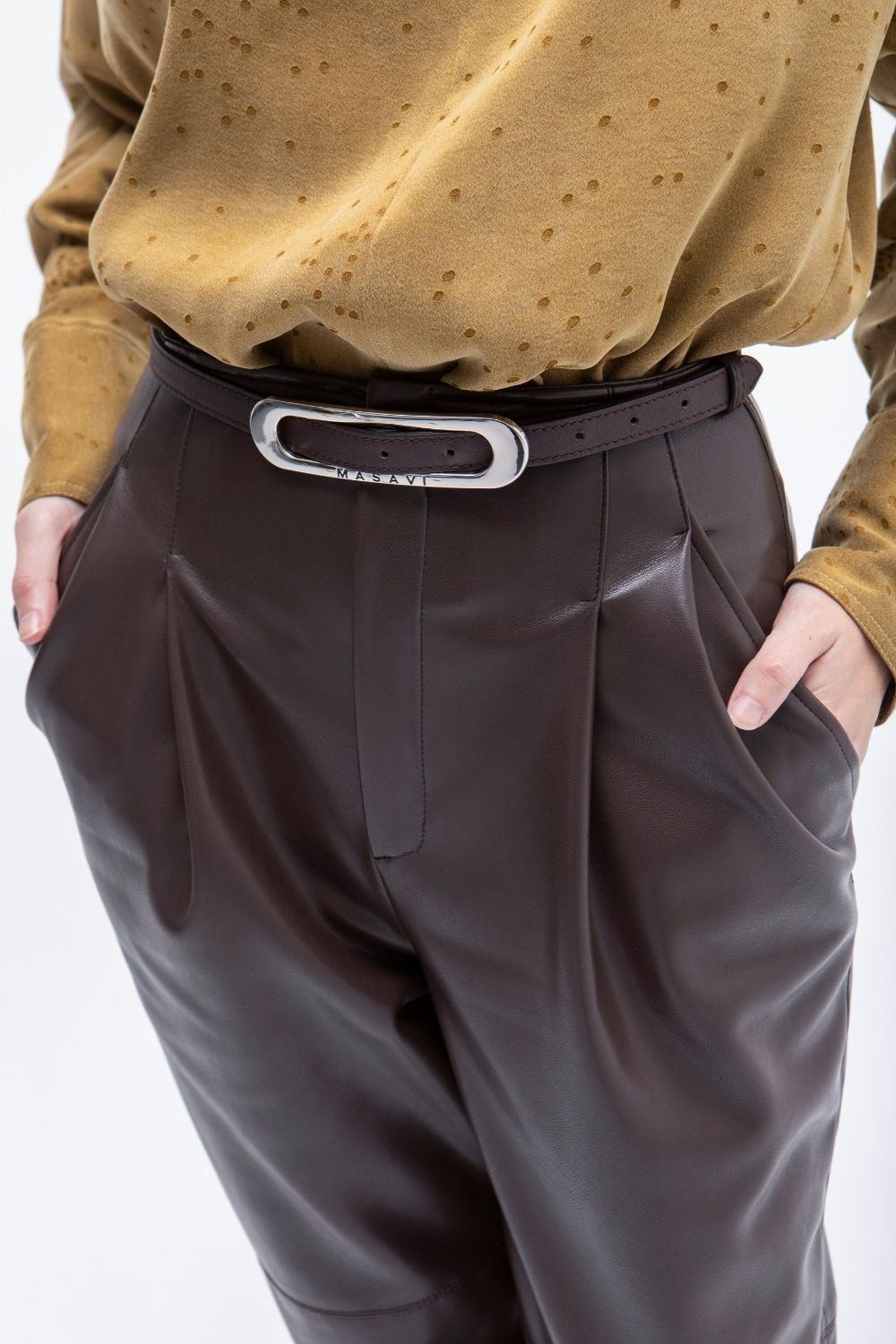 PANTALON BOYFRIEND ECOPIEL PISOLO MARRON